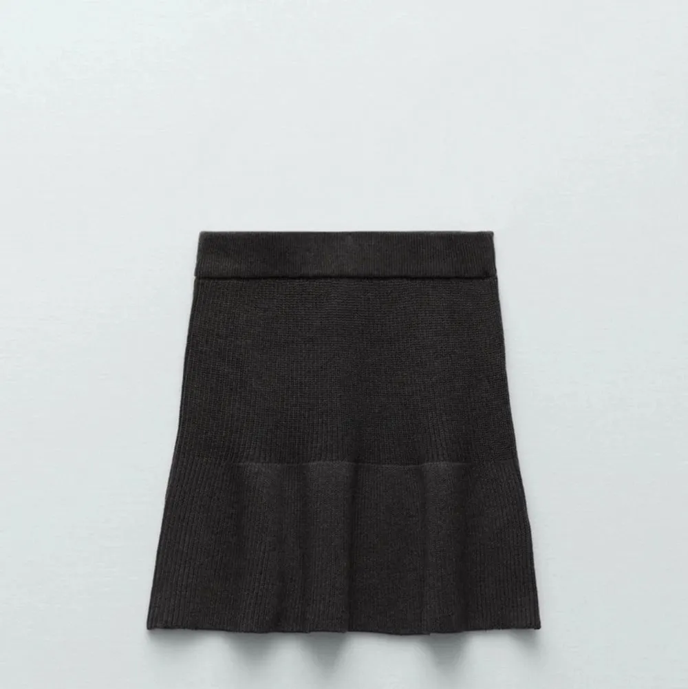 Superbekväm Stickad kjol från zara, använd fåtalet gånger och passar perfekt året om!💕 säljer då jag har för många kjolar . Kjolar.