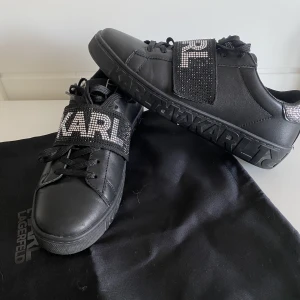Karl Lagerfeld skor  - Karl Lagerfeld skor i nyskick! Nypris 2200kr 🤍 Säljer för 995 storlek 38 🤍