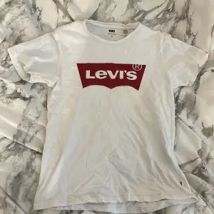 Vit Levi’s T-Shirt med rött tryck (några små fläckar som knappt syns)