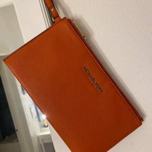 Sparsamt använd clutch från Michael Kors🧡