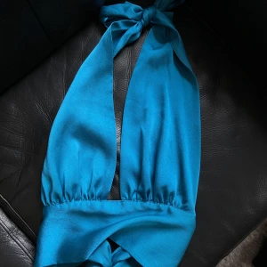 Festtopp!! - En topp från Gina Tricot, storlek XS. Ursnygg blå färg!!