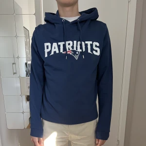 Patriots hoodie - Strl XS, fint skick, använd endast ett fåtal gånger. Inköpt för 400 kr på Asos