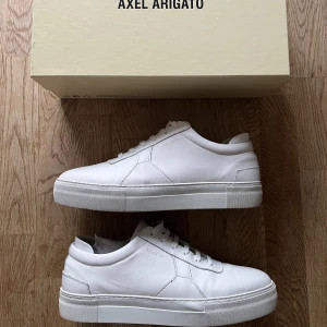 Axel Arigato Skor - Axel Arigato Platform Suede Använda ett fåtal gånger