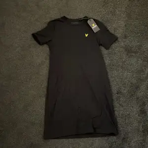 En jätte fin svart klänning/ T-shirt Dress ifrån lyle & scott. Aldrig använt, prislappen är kvar. Storlek S