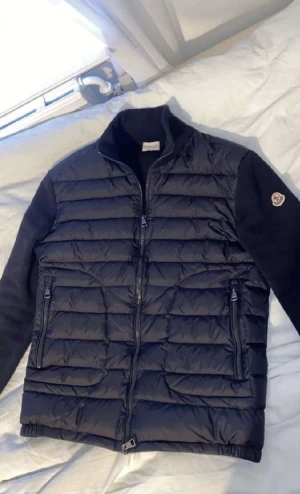 Moncler cardigan  -  Säljer den PGA tröttnat på den lite. Skick 9/10 vill hälsat ta byten tillexempel som lanvins eller moncler vind jacka. 