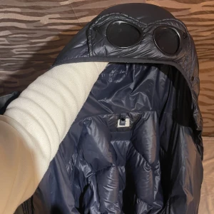 CP Company DD Shell Goggle Jacket - Inga byten! CP Company DD Shell Goggle Jacket(marinblå)(50/L) retail:6500kr Condition:8/10 Riktigt hållbar och snygg jacka. bra skick Sällsynt modell