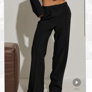 Kostymbyxor  - Säljer kostymbyxor från Hanna Schöbergs kollektion med NA-KD, strl 38. De är slutsålda på hemsidan och säljs inte längre. Byxorna är lågmidjade på mig med raka ben. Säljer dem då de inte kommer till användning lika mycket längre. ❤️ nypris 549,säljer 200kr