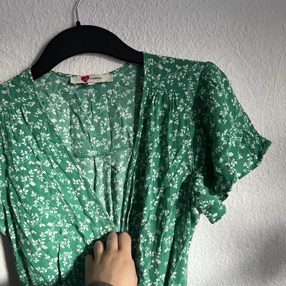 Superfin grön omlottklänning! Perfekt till sommaren för alla tillfällen. Klänningar.