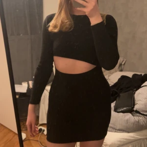 Brun tajt klänning - Säljer denna klänning i den bruna färgen då den dessvärre är lite för kort för mig! Helt oanvänd och såå fin på kroppen med den snea öppningen på magen och scrunchen bak! Köpt på Missäy i Göteborg förra året🥰storlek S/M men skulle säga att den är mer XS/S