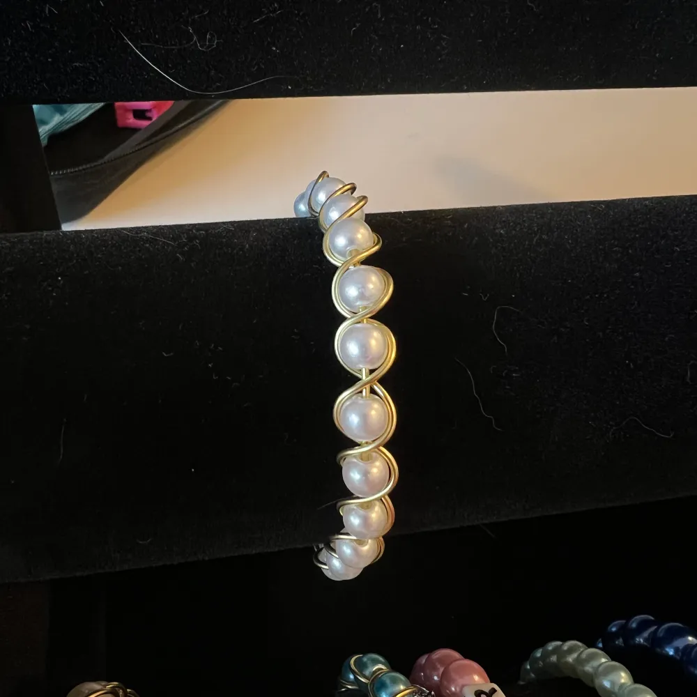 Handgjort armband med guld och pärlor!☺️ Givetvis kan man få vilken färg som helst på pärlorna samt storlek på armbandet☺️. Accessoarer.
