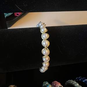 Handgjort armband med guld och pärlor!☺️ Givetvis kan man få vilken färg som helst på pärlorna samt storlek på armbandet☺️