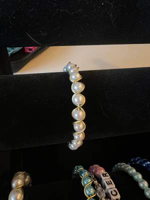 Handgjort armband med guld och pärlor!☺️ Givetvis kan man få vilken färg som helst på pärlorna samt storlek på armbandet☺️