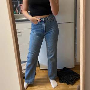 Snygga weekday jeans i storlek 26/30