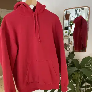 Röd hoodie i bra skick. Köpt på H&M. 