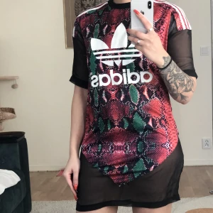 Klänning  - T-shirt klänning från Adidas i mycket bra skick 