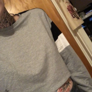 Kort tunnare sweatshirt  - Knappt använd