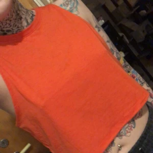 Röd-orange linne - Mjukt Aldrig använd  Halv croppad 