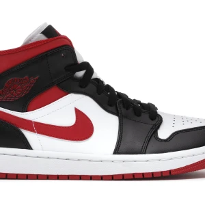 Jordan 1 mid gym red  - har använt i ett år , de är lite creasade där fram men de går säkert att fixa. Köptes för 2500kr. 