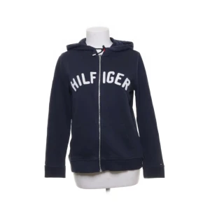 Tommy Hilfiger zipup - Säljer min Tommy Hilfiger zipup då den inte kommer till användning! 