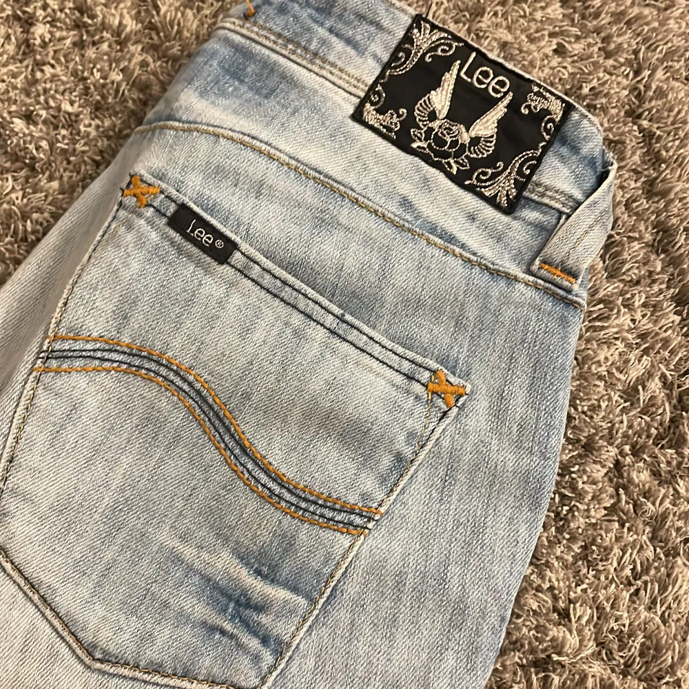 Väldigt låga gamla Lee jeans, önskar jag kunde ha dessa men tyvärr lite små på mig! Är runt 170 och tycker dom är helt okej i längden, hade gärna haft dom nån cm längre på mig💗 Midjemåttet är mellan 80-82 och innerbenslängden är runt 77-80 cm🙌🏻. Jeans & Byxor.