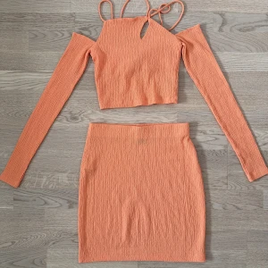 Topp och kjol.  - NA-KD two set perfekt för sommaren väldigt fin orange färg.  Toppen är i S och kjol i M säljer båda delar tillsammans ej separat. 