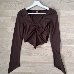 Crop top från Nelly  - Stretchig material med utsvängda ärmar. Tajt form. Väldigt sexigt. 