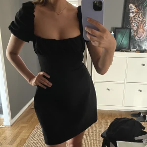 Svarta zara klänning - Helt ny klänning ifrån Zara! Prislappen sitter frf på. Har öppen rygg med snörning som man kan dra åt så klänningen passar ens överkropp. Väldigt liten i storleken därför är klänningen i storlek L och passar mig som har storlek S i vanliga fall. Läs bio!