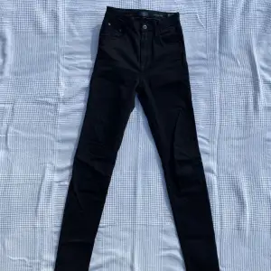 Snygga slim fit jeans från crocker i bra skick!! Inte alls urtvättade utan snygg svart färg.