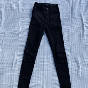 Crocker jeans svarta - Snygga slim fit jeans från crocker i bra skick!! Inte alls urtvättade utan snygg svart färg.