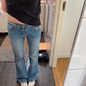 Brandy Melville jeans  - Säljer mina lågmidjade brandy Melville. Köpta för någon månad sen. Aldrig använda! 💕 nypris 480 kr. Hör av er vid frågor. Midjemåttet ca 72-74. Har de gråa jeansen och de töjde ut sig. Är 169 cm. frakten är 49 kr 