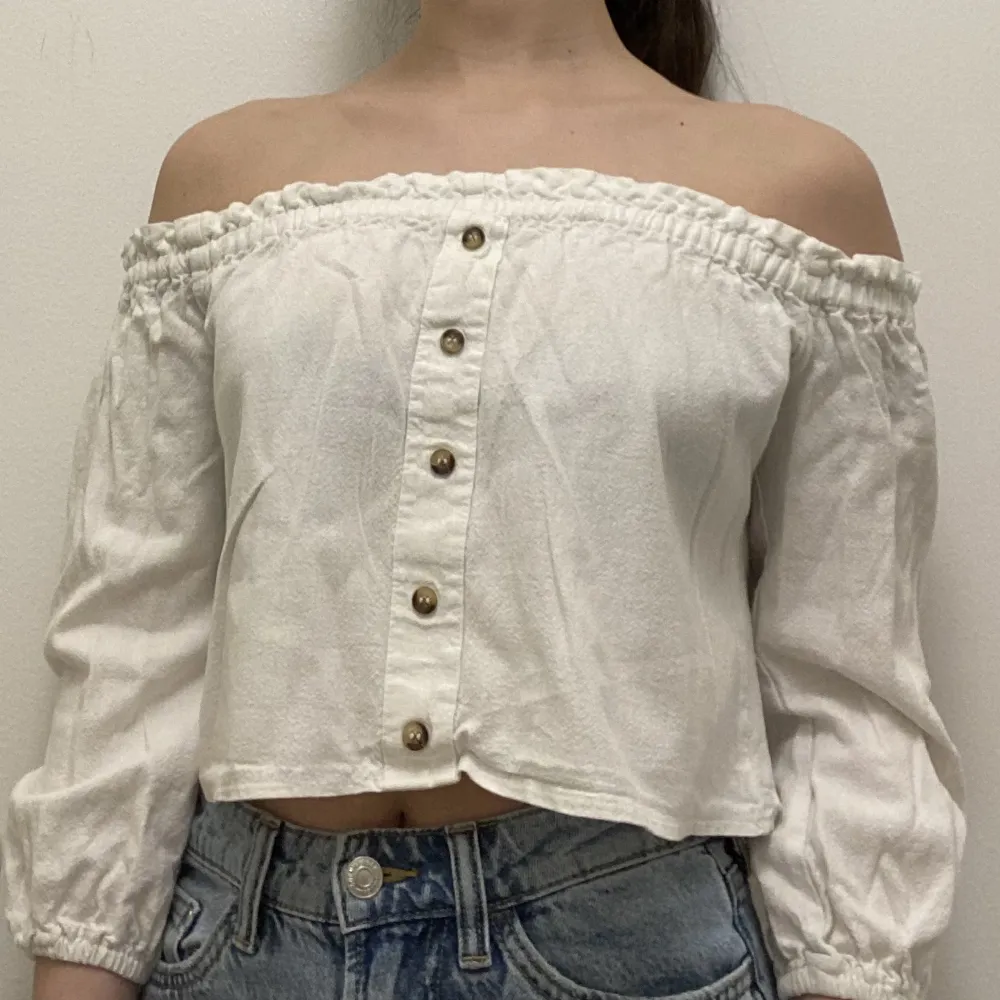 A white long sleeved top (off shoulder). Sleeves don’t go fully to the wrist, just a bit above the wrist. Really good for spring and summer. I’m good condition (no rips). Blusar.