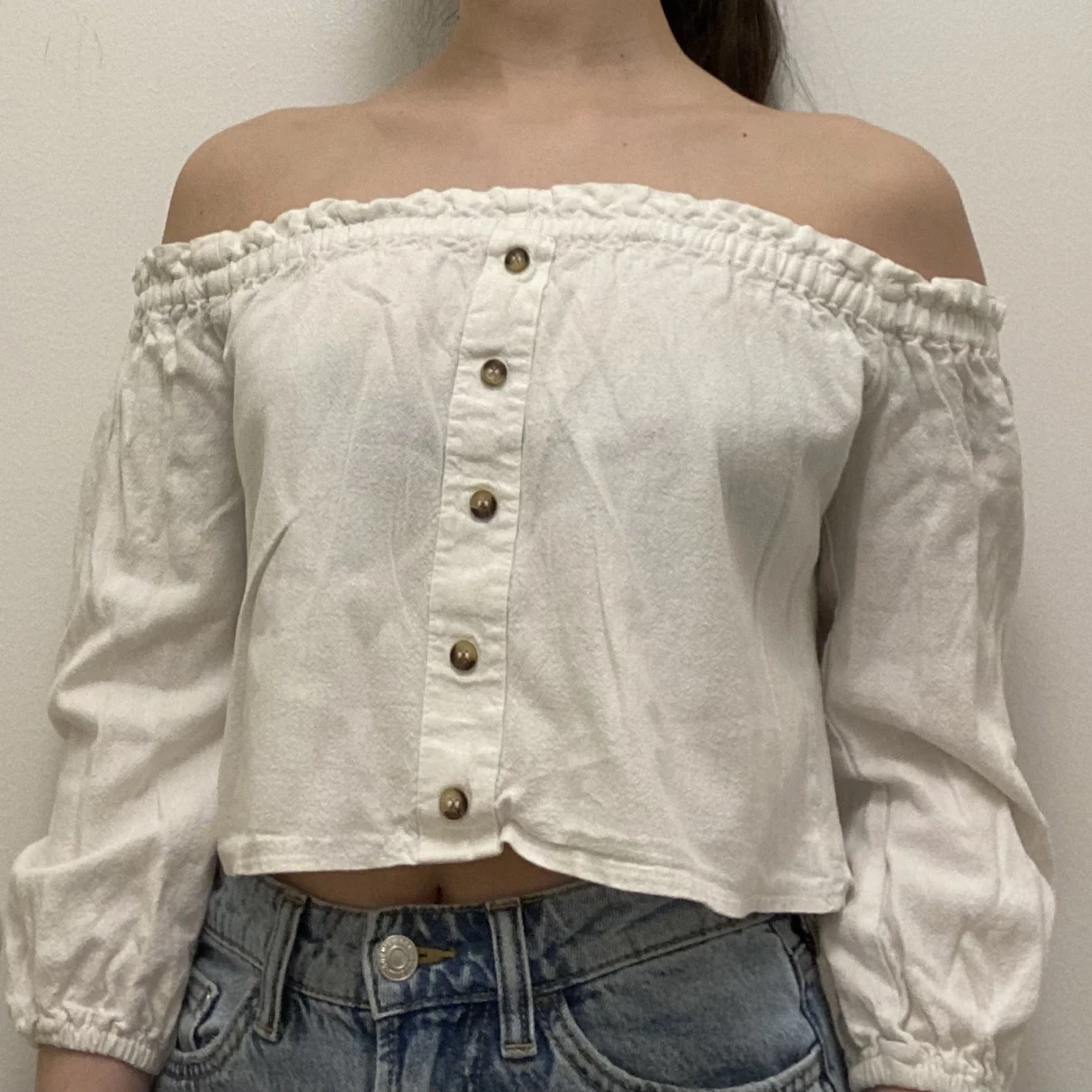 White off the shoulder long sleeved top 