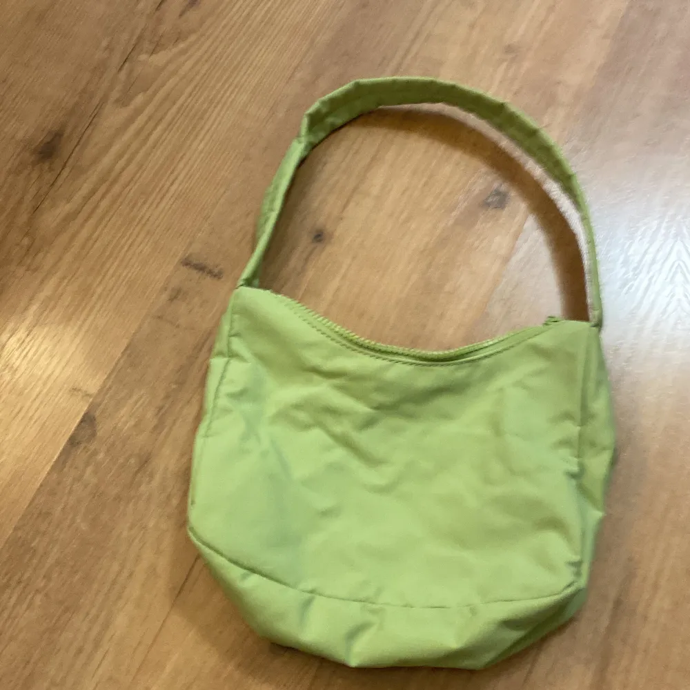 Säljer denna somriga gröna väska eftersom den aldrig kommer till användning. . Väskor.