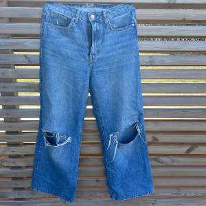 Snygga jeans som nya, även insydda i längd. Skulle säga att de passar dig som är 160-170/175?  Kommer från lager 157 +frakt