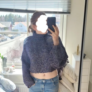 Stickad tröja - Fin stickad tröja. Perfekt till våren🌸 Säljes pga brist på användning. Hör av dig vid frågor/funderingar alt frågor🥰