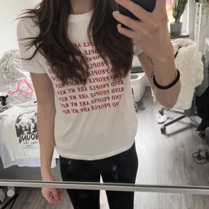 T-shirt med tryck - Vit T-shirt med tryck där det står ”kind people are my kind”. Från pull & bear Helt ny Säljer för 59 kr + frakt