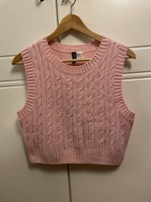 Väst - Super gullig rosa väst som köptes för ett tag sedan men har knappt använt den. Den är i storlek S men sitter mer som en XS.