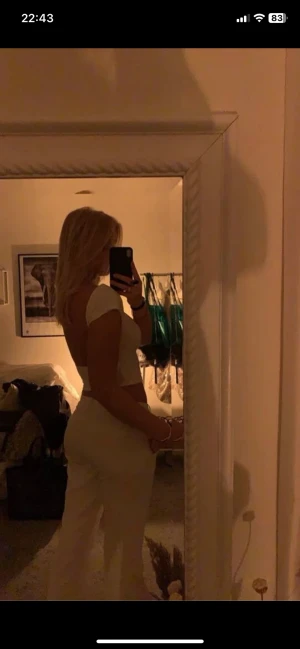 Tröja med öppen rygg - Säljer denna trendiga tröja! Fick nyss hem den men hade råkat beställa hem två likadana, denna är därför helt oanvänd!