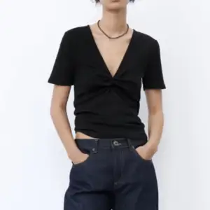 Svart v-ringad tröja från Zara, använd fåtal gånger💕 Skriv för egna bilder