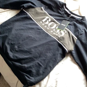 Hugo boss tröja  - Tjena! Säljer min boss tröja med taggen kvar då den inte passade mig Storlek L men sitter som M