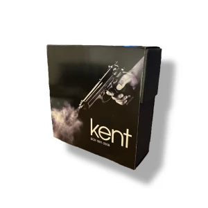 Kent CDs  - säljer dessa packet med Kents cd skivor mellan 1991-2008. lådan är lite sönder som ni kan se på andra bilden men skivorna funkar fortfarande fint!  Säljer för 1000kr + frakt  ( är öppen för förslag dock ) 😇 hör av dig vid intresse och 😇