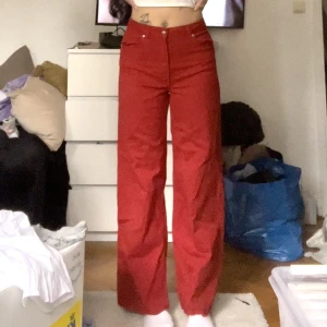 Röda jeans - Säljer mina SÅ coola jeans från h&m då jag måste rensa kläder. Jag är 175 och har lagt ner dom så de går ner till golvet!  Skriv för fler bilder/mått osv! <3