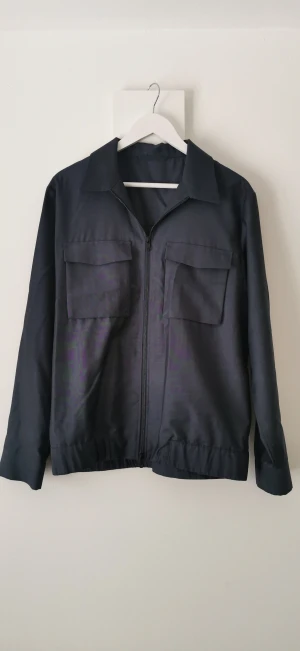 Overshirt J.lindeberg - Overshirt/tunn jacka, väldigt bra skicka, snygg att använda över skjorta/tröja. 