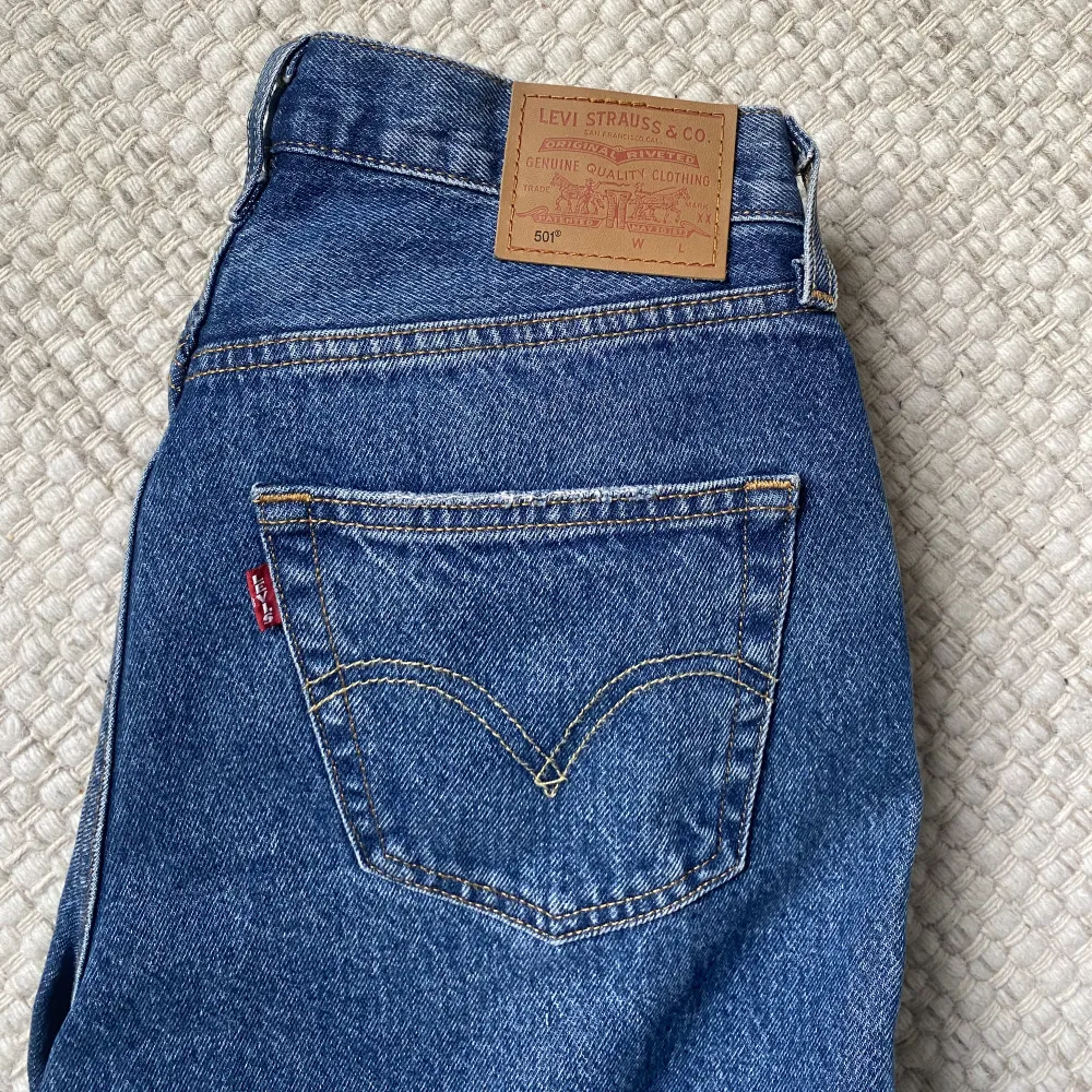 Levis 501 90s i färgen ”mad love”🫶🏻Oanvända, säljer då de tyvärr inte passade och returtiden gick ut💛Färgen syns bättre på andra bilden!💕 Säljer flera liknande!. Jeans & Byxor.