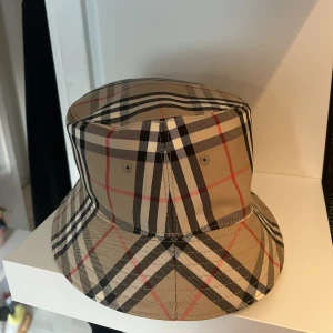 Burberry hatt - Beställd från burberry, fick tyvärr inte med någon box. Använd få gånger så fint skick