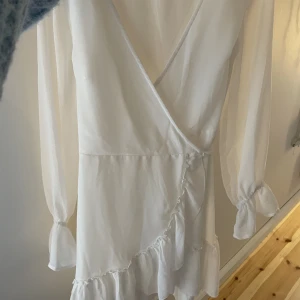 Studentklänning  - Jättefina och klassiska studentklänning från Gina tricot! Använd en gång☺️ Köparen står för frakten och pris kan diskuteras vid snabb affär💕 Skriv för fler bilder😍