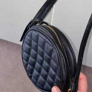 Svart väska  - En basic svart väska med lite detaljer. Aldrig använd 