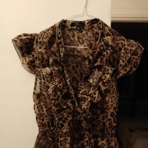 Blus - Fin blus med knappar så man kan välja om man vill ha den stängd eller inte. Jätte bra skick.  St xs  Frakt tillkommer 