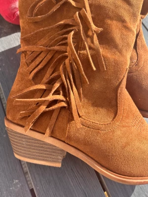 Snygga cowboy boots - Snygga nästan helt oanvända cowboy boots med fransar i storlek 39💕💕 Frakten kan variera, vet om hur mycket exakt när jag paketerat det!