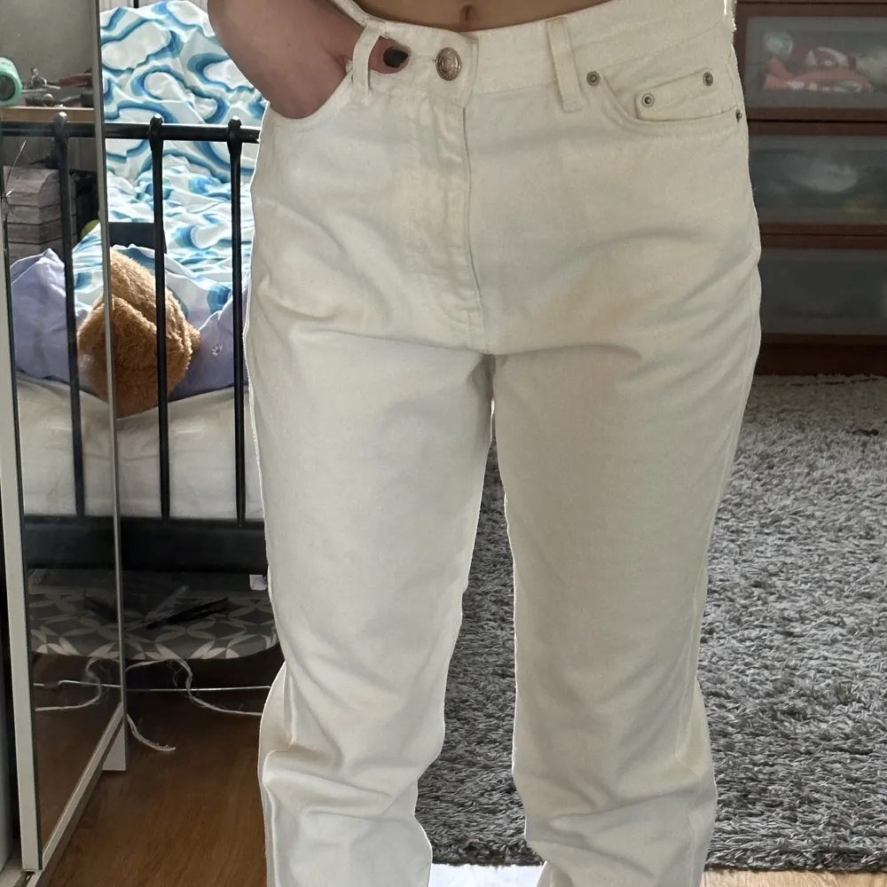 Dessa byxorna är ifrån Gina tricot och är bara använda ett par gånger. Jeans är för stora för mig, de är mom jeans . Jeans & Byxor.